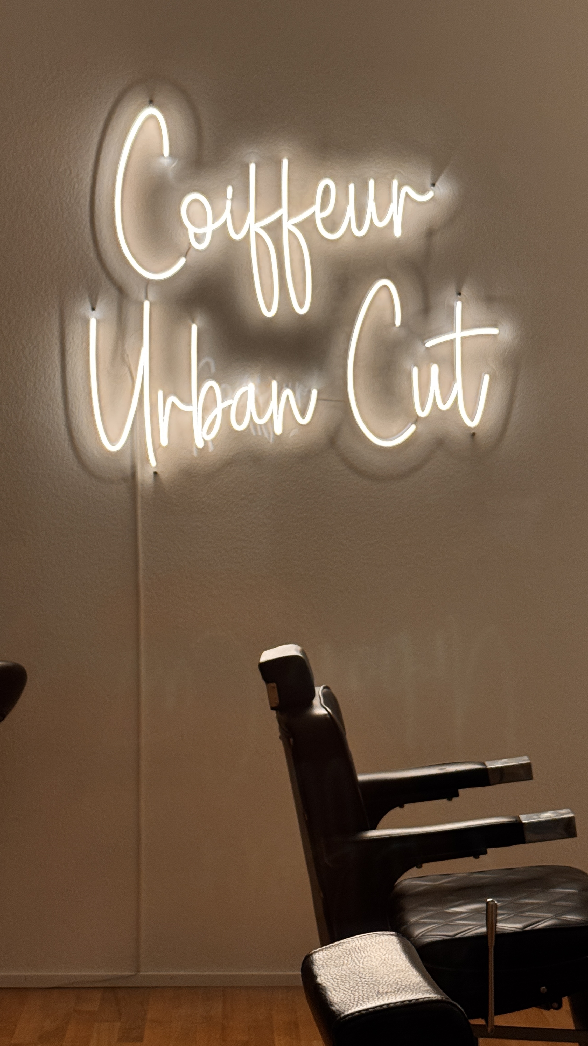 Urban Cut Coiffeur Neon Sign
